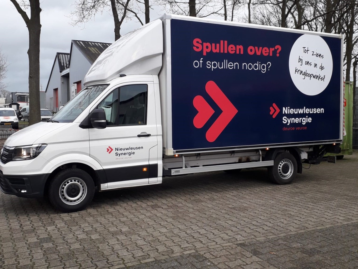 Nieuwe vrachtwagen voor Kringloopwinkel Deuroe Veuroe