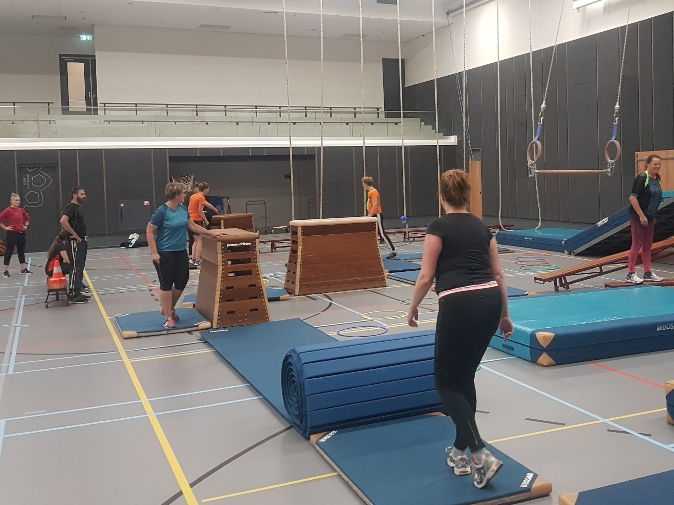 Deelnemers zijn fanatiek tijdens eerste Oldskool Gymles