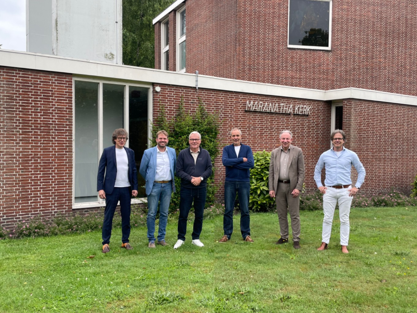 Vlnr. Gert de Haan (projectmanager Vastgoedontwikkeling VechtHorst), Jeroen Bakker (programmamanager Vastgoedontwikkeling VechtHorst), Marinus van Riezen (kerkrentmeester PG Nieuwleusen), Jan van de Hoek (voorzitter College van Kerkrentmeesters PG Nieuwleusen), Gerrit Breeman (directeur-bestuurder VechtHorst), Alwin Kaashoek (Kaader). Foto VechtHorst.
