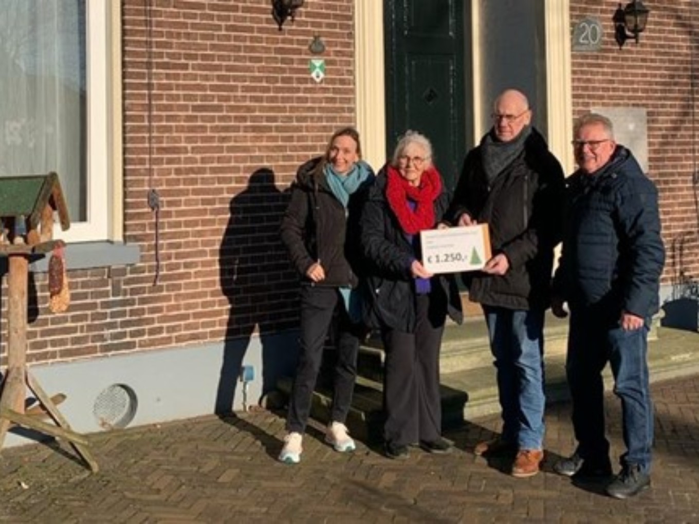 Opbrengst kerstbomenactie SVD voor Hospice Dalfsen