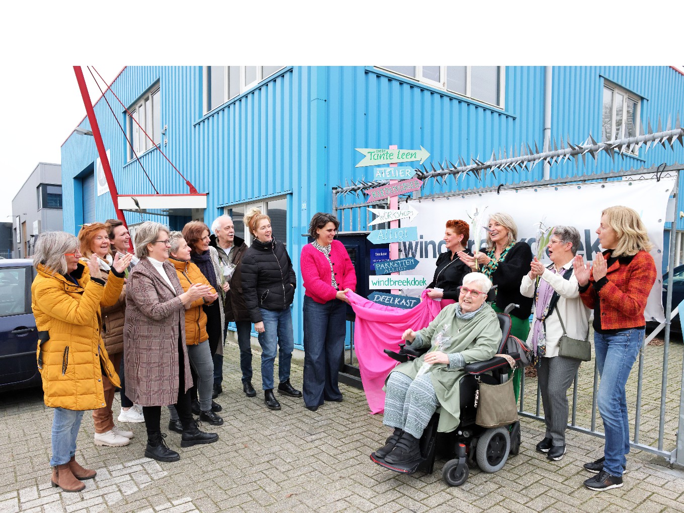 Feestelijke opening van kledingbieb ‘Onze tante Leen’ in Lemelerveld