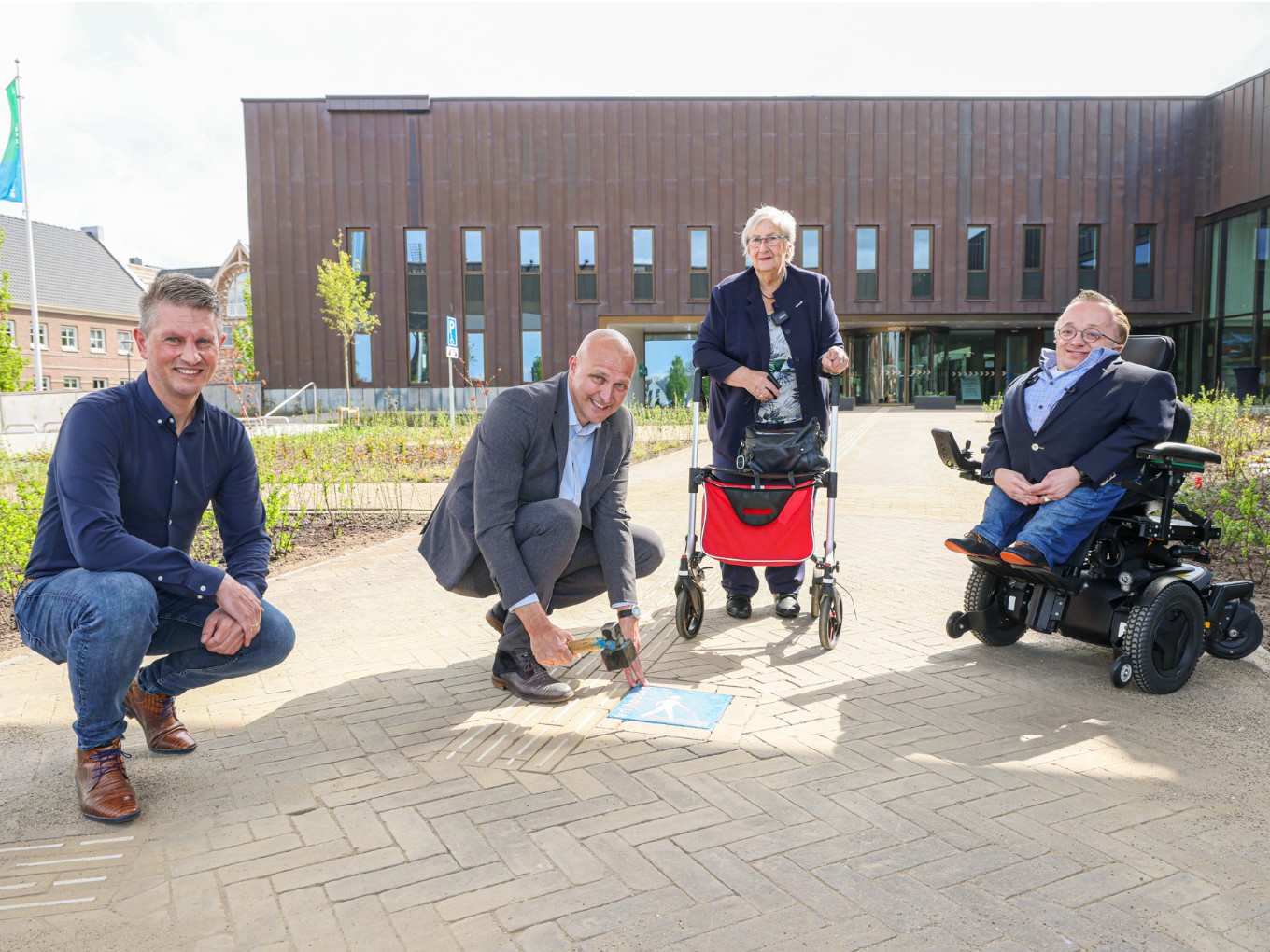 Het voorplein van gemeentehuis Dalfsen officieel geopend