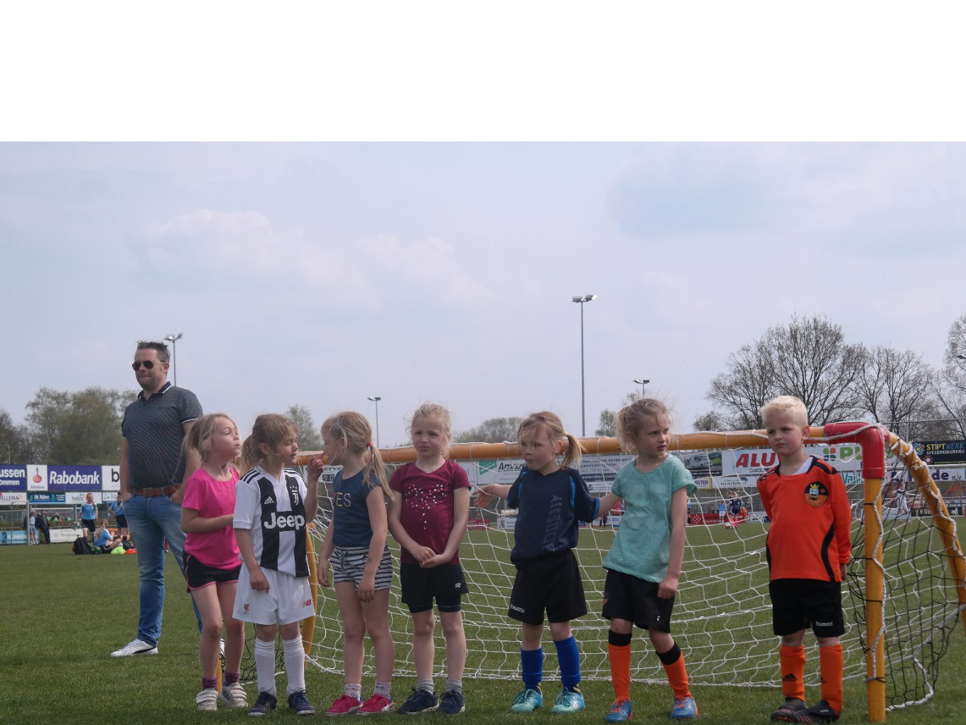 Kinderen beleven weer geslaagde middag tijdens Paasvoetbaltoernooi