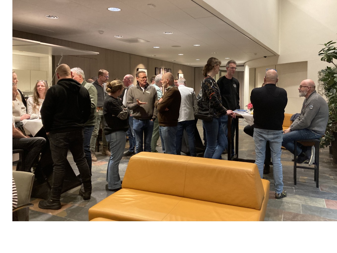 raad en inwoners in gesprek tijdens Patatje Politiek. Foto: gemeente Dalfsen.