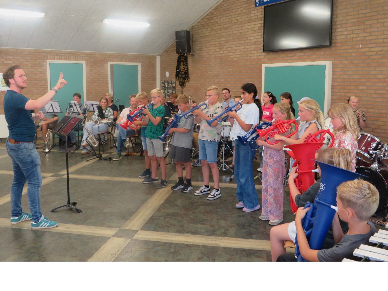 Leerlingen Tweemaster maken kennis met muziek