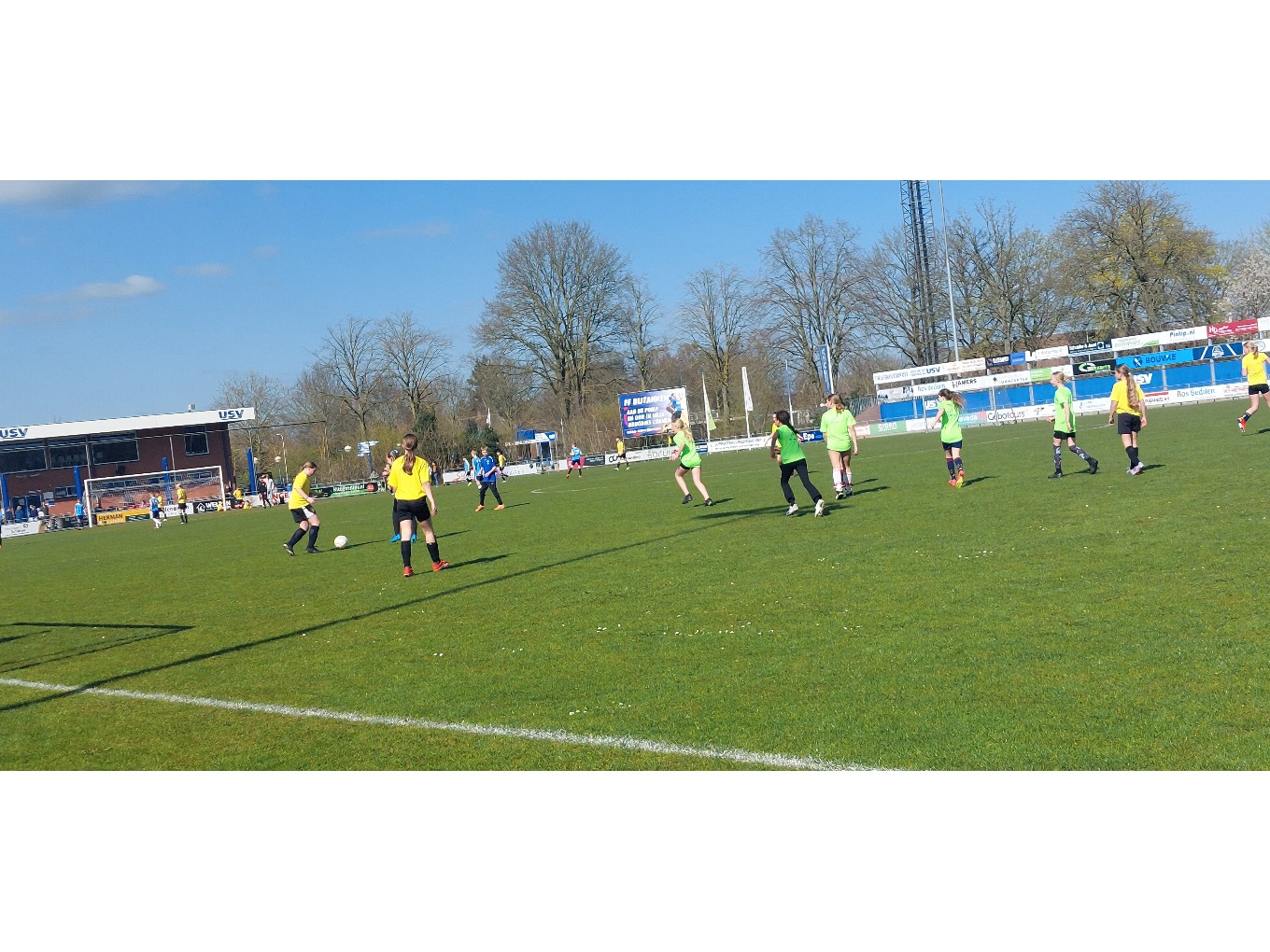 veertien teams speelden om de prijzen bij het schoolvoetbaltoernooi. Eigen foto USV.