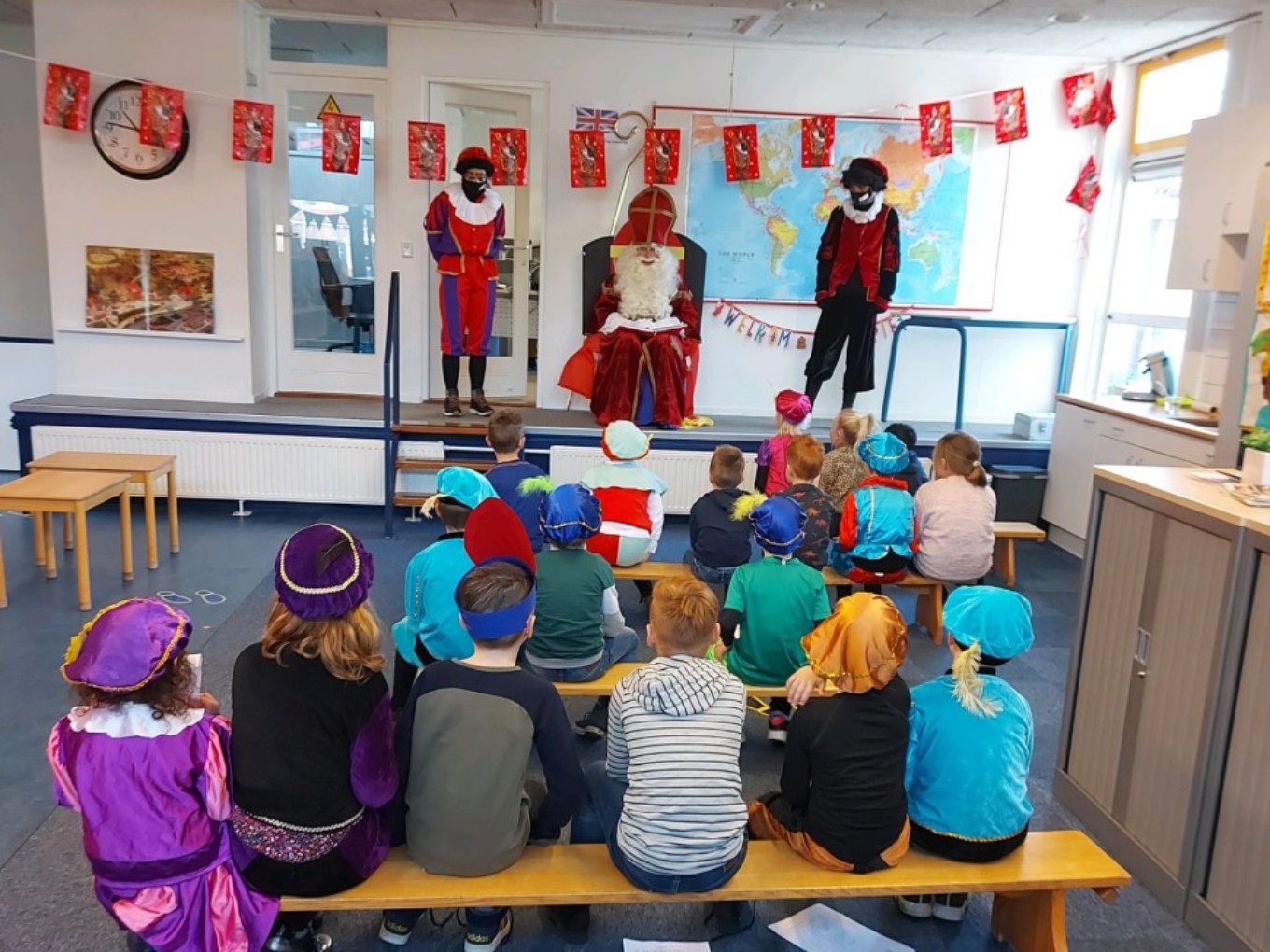 Sinterklaas bezoekt met speciale Landstede-sportpieten De Zaaier