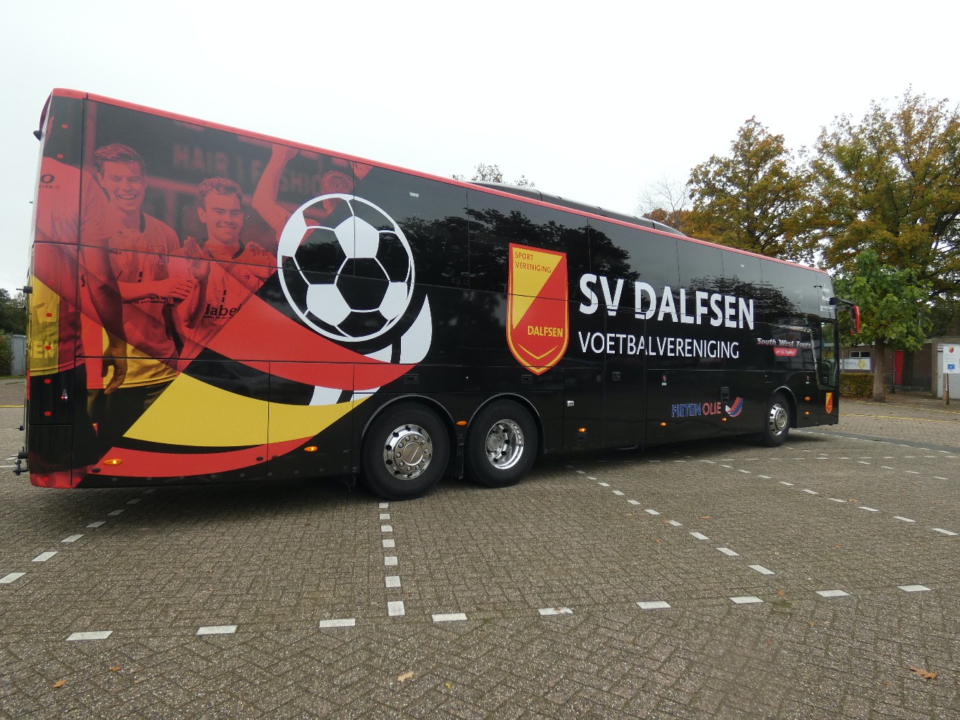SV Dalfsen presenteert eigen spelersbus