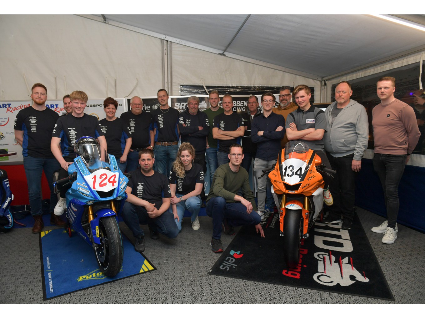 De teams van Start racing en SRTD racing. Op motor 124 Thijs Westenbrink en op motor 134 Leon Stolte. Foto's JTS fotografie, Jan Timmerman.