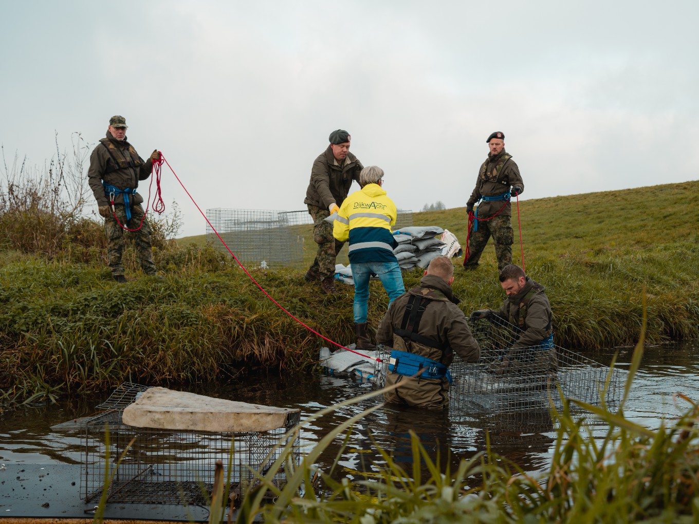Waterschap en Defensie oefenen samen voor hoogwater