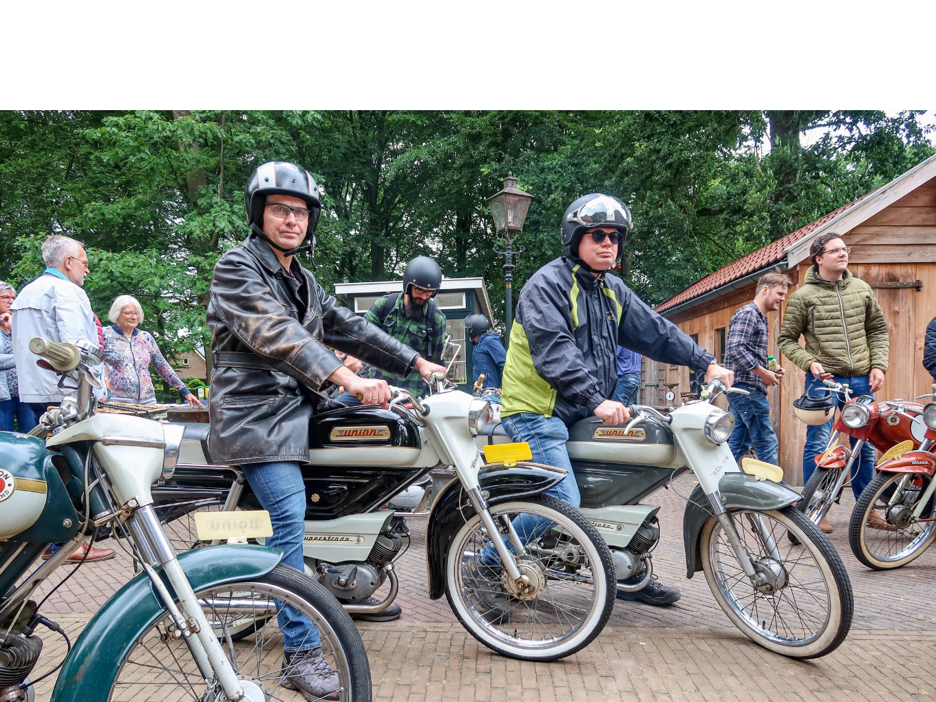Toertocht voor Union brommers bij Museum Palthehof Nieuwleusen