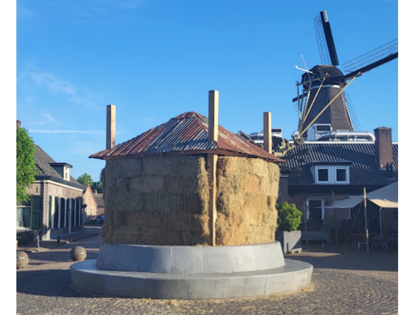Beeld van het dansende paard verstopt in een hooiberg.