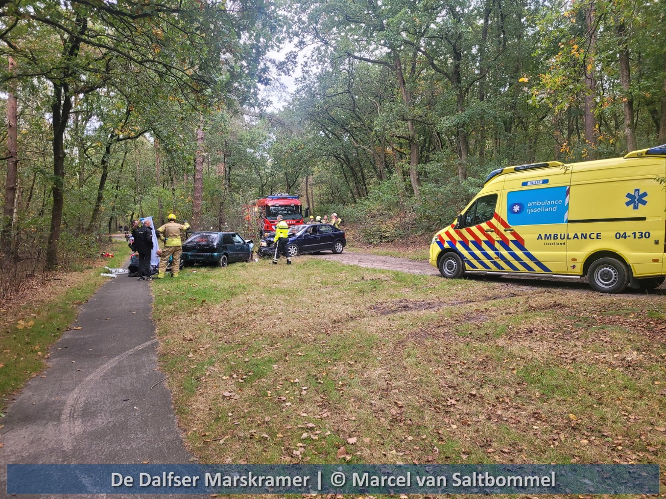 Ongeluk met crossende auto's op zandpad