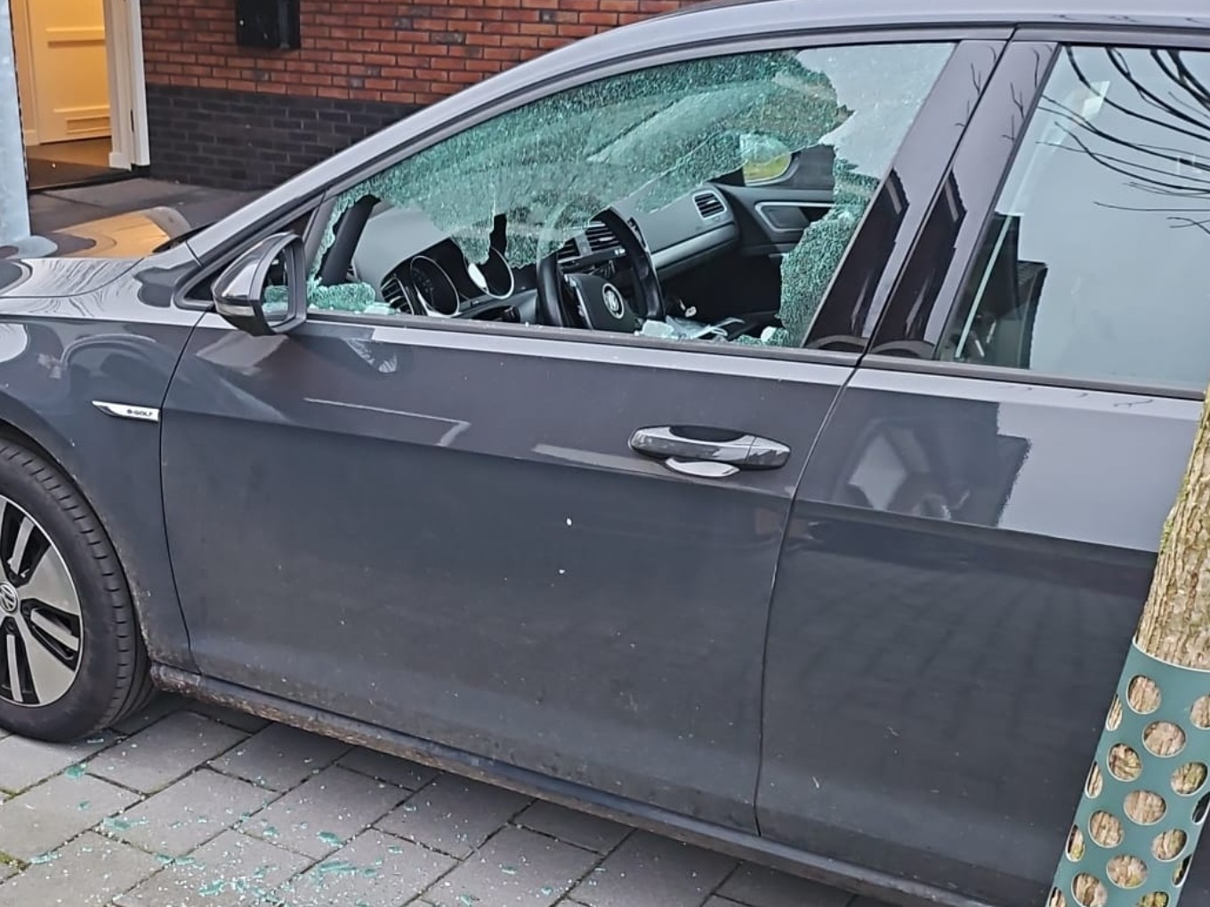 Inbraak in twee personenauto's Nieuwleusen